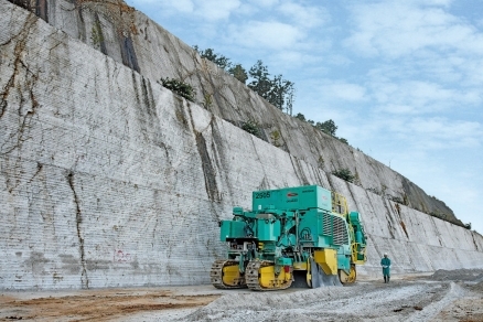 EXPLOATAREA CALCARULUI, ÎN DEPLINĂ SIGURANȚĂ ȘI FĂRĂ VIBRAȚII, CU FREZA MINIERĂ DE SUPRAFAȚĂ WIRTGEN VARIO 2500 SM