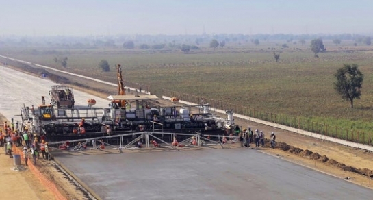 FINISORUL DE BETON CU COFRAJ GLISANT SP 1600 DE LA WIRTGEN STABILEȘTE MAI MULTE RECORDURI MONDIALE PENTRU TURNAREA ÎMBRĂCĂMINŢII DIN BETON DE CIMENT, ÎN INDIA