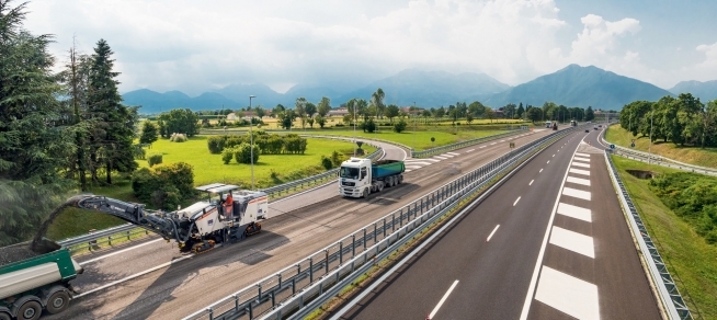 FREZA DE ASFALT WIRTGEN W 210 Fi CAMPIOANĂ PENTRU EFICIENȚĂ OPERAȚIONALĂ