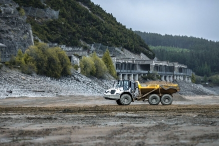 Autobasculantele articulate Liebherr la lucru în cadrul unui proiect major desfășurat în zona lacului Resia
