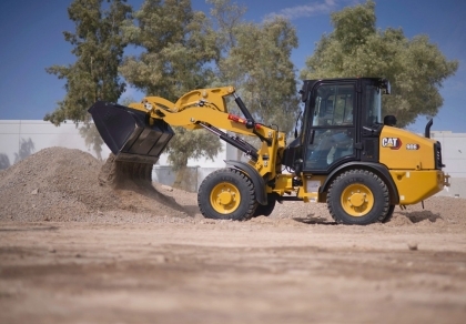 NOUA GENERAŢIE DE ÎNCĂRCĂTOARE COMPACTE CAT® 906, 907 ȘI 908 OFERĂ COMENZI SIMPLE, INTUITIVE, OPŢIUNI EXTINSE ȘI PERFORMANŢE DE OPERARE MAI BUNE DIN TOATE PUNCTELE DE VEDERE