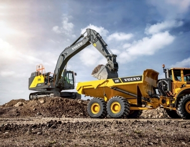 VOLVO ÎMBUNĂTĂŢEȘTE ȘI EXTINDE GAMA DE EXCAVATOARE HIBRIDE