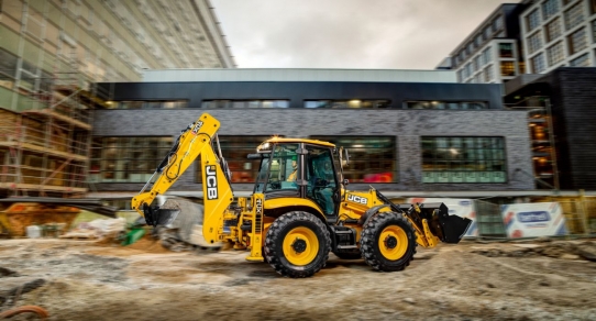 Buldoexcavatoarele JCB cu DualDrive revoluționează lucrul pe șantiere