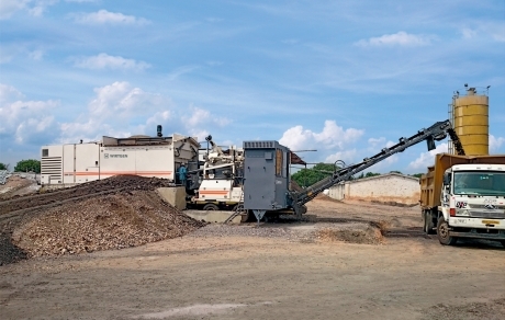 WIRTGEN ROMANIA LIVREAZĂ ÎN PREMIERĂ O STAȚIE MOBILĂ KMA 220i
