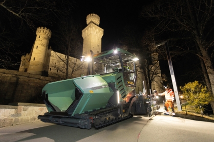 Vögele SUPER 1800-5 X: Asfaltare de noapte a drumului trăsurilor spre castelul Neuschwanstein