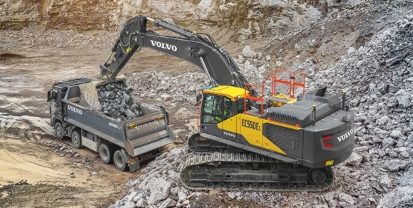 VOLVO EC530E ȘI EC550E NOILE EXCAVATOARE HIDRAULICE PE ȘENILE DE 50 DE TONE CARE ASPIRĂ SĂ DEPĂȘEASCĂ AȘTEPTĂRILE CLASEI LOR DE GREUTATE