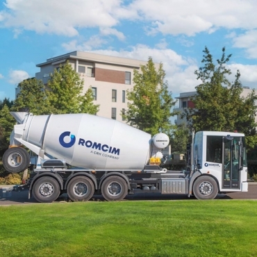MERCEDES-BENZ TRUCKS & BUSES ROMANIA A LIVRAT O AUTOBETONIERĂ MERCEDES-BENZ ECONIC, ETALON ÎN SIGURANŢĂ ȘI ERGONOMIE, CĂTRE ROMCIM