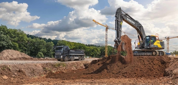 EXCAVATORUL PE ȘENILE VOLVO EC350E NOUA VALOARE A POLIVALENŢEI