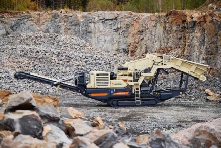 METSO OUTOTEC ȘI-A EXTINS GAMA DE ECHIPAMENTE DE CONCASARE ȘI SORTARE LOKOTRACK®, ADĂUGÂND DOUĂ NOI CONCASOARE MOBILE ÎN GAMĂ