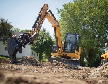  MINI-EXCAVATOARELE CAT® VOR LUCRA MAI EFICIENT  CU NOILE SISTEME  CU ROTATOR BASCULANT  ALE ATAȘAMENTELOR DEZVOLTATE DE CATERPILLAR 