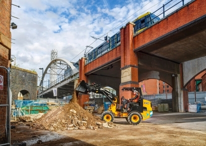 JCB lansează încărcătorul 403E electric compact cu emisii zero