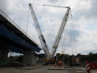 O MACARA LIEBHERR LR 1600/2, DE LA DEME MACARALE A PARTICIPAT LA MONTAJUL TABLIERELOR METALICE ALE PODULUI RUTIER DE LA BOGATA, DE PESTE MUREȘ