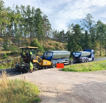 Caterpillar completează gama compactă de finisoare de asfalt și șape din familia de produse pentru asfaltări