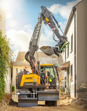 EXCAVATORUL PE ROŢI VOLVO EWR130E RESCRIE NORMELE PRIVIND PERFORMANŢA COMPACTĂ