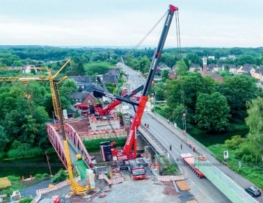 DOUĂ MACARALE MOBILE LIEBHERR LTM 1500-8.1 INSTALEAZĂ GRINZILE NOULUI POD DE PESTE RÂUL LIPPE