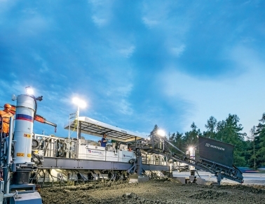 NOUL FINISOR DE BETON SP 154i DE LA WIRTGEN PENTRU TURNAREA BETONULUI ÎN DOUĂ STRATURI