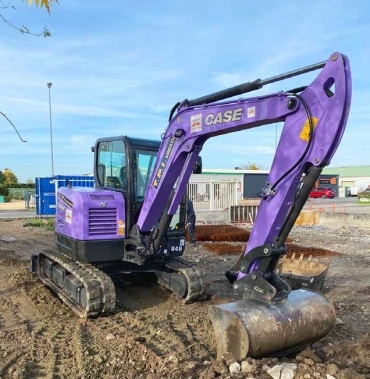 ÎN FRANȚA, UN MINI-EXCAVATOR CASE CX60C A DEVENIT SIMBOLUL LUPTEI ÎMPOTRIVA CANCERULUI