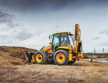 JCB A DEZVĂLUIT NOUA GAMĂ DE BULDOEXCAVATOARE SITEMASTER STAGE V