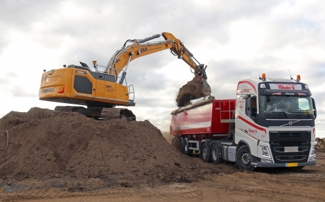 12 crawler excavators for HM-Entreprenør A/S