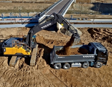 PRIMUL DINTR-O NOUĂ GAMĂ DE EXCAVATOARE VOLVO EC300E HIBRID SE DOVEDEȘTE MAI CURAT, MAI ECOLOGIC ȘI MAI EFICIENT